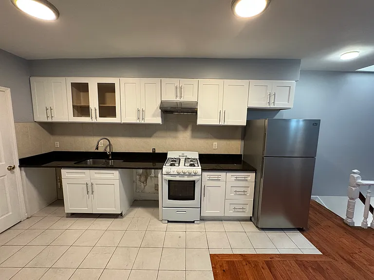 31-17 Linden Pl #2B — Photo 6