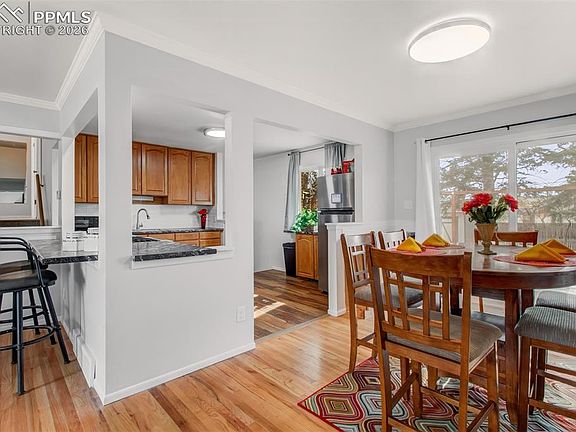 5th image of 919 Dirksland St
