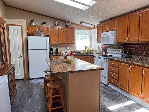 4th image of 205 Bolton Parker Rd