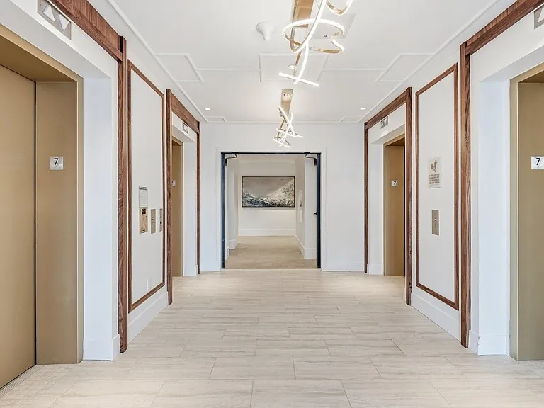 Seraph Luxury Downtown Apartments — Photo 32