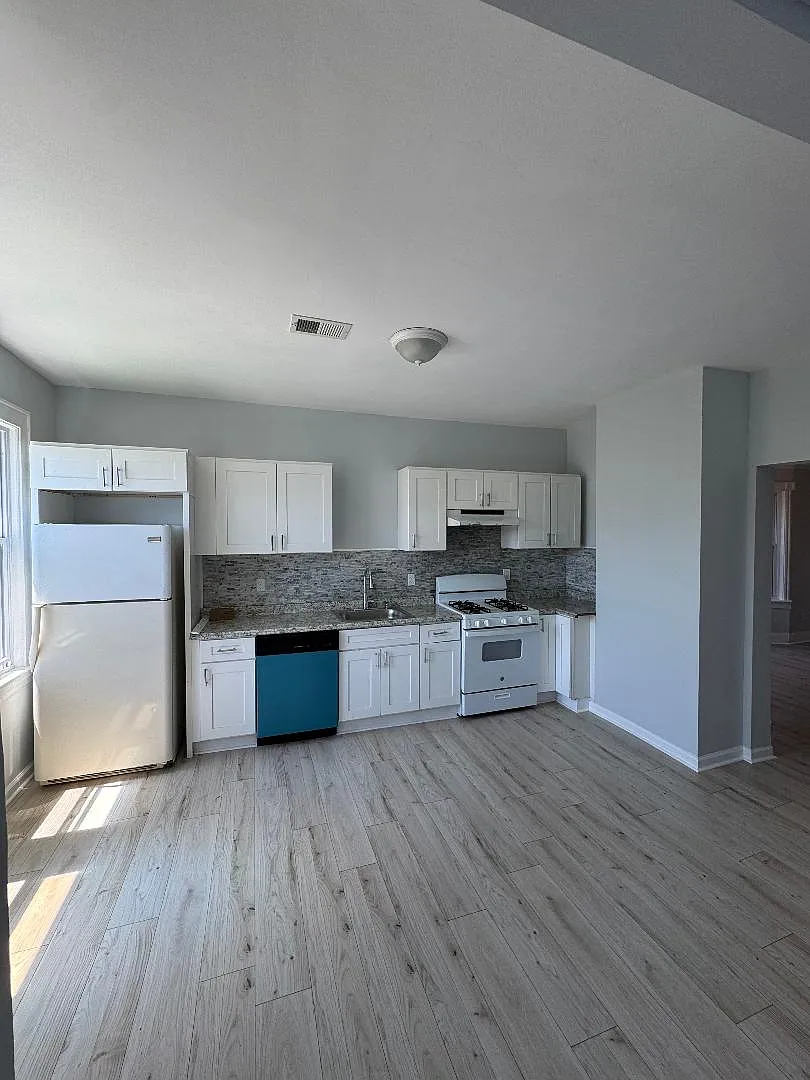 4 bed, 1.0 bath, $2,800 — Photo 2