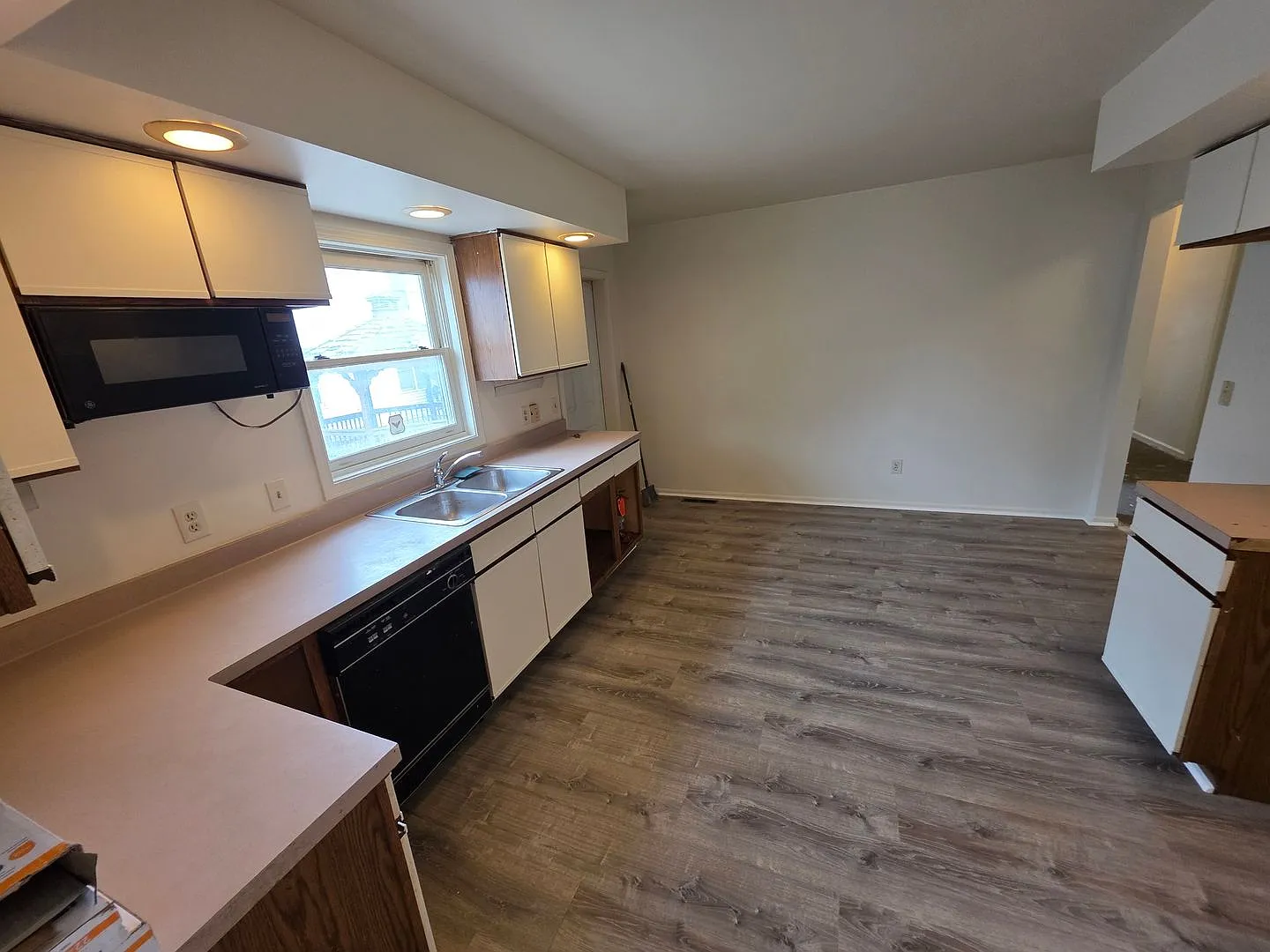 Large 3 Bedroom Ranch Style Apartment Available Soon — Photo 3