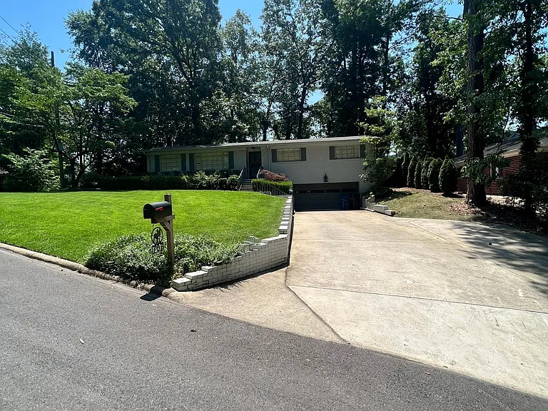 707 Warwick Rd — Photo 2