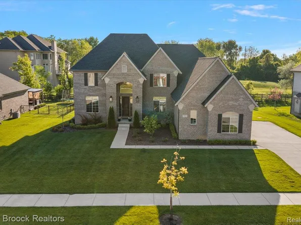 1942 Nottingham Dr, Rochester Hills, MI 48307