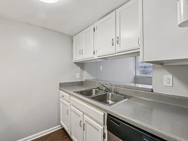 Beautiful Chesney Woods Townhomes — Photo 12