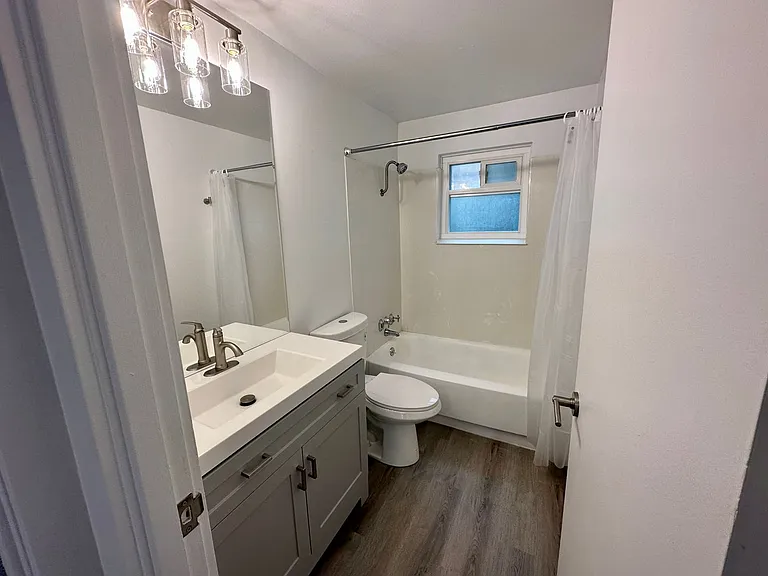 501 Malden Ave E — Photo 13