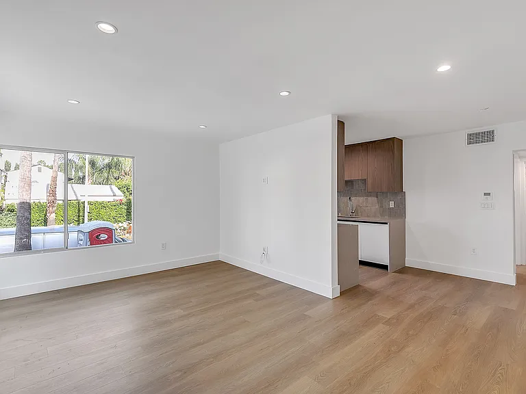 921 N Gardner St — Photo 5