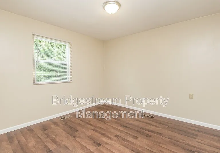 340 Walnut St — Photo 11
