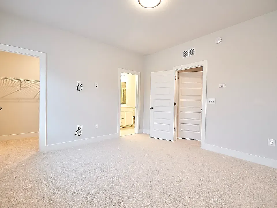 4 bed, 1965 sqft, $2,595 — Photo 4