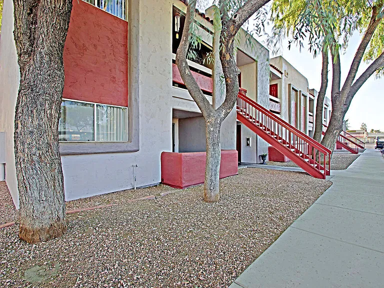 544 Southern Apartments — Photo 25