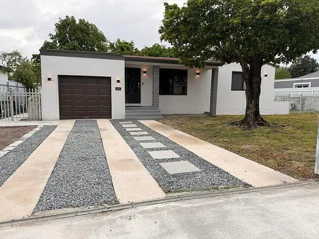 2 bed, 1.0 bath, 915 sqft, $2,900 — Photo 2