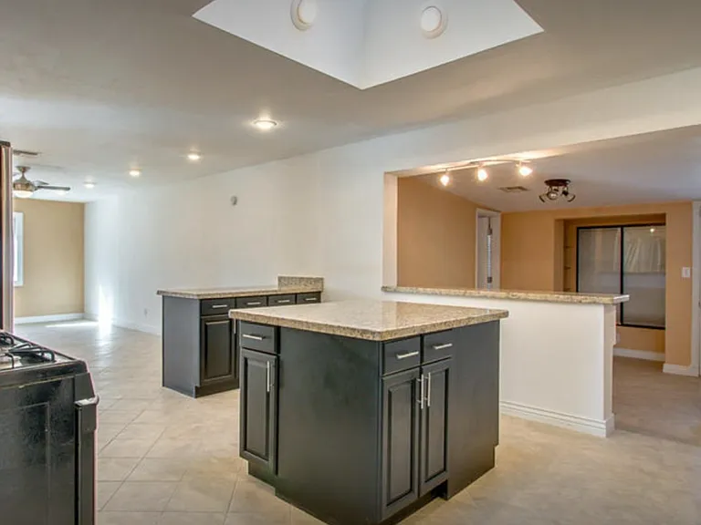 2448 W Freeway Ln — Photo 4