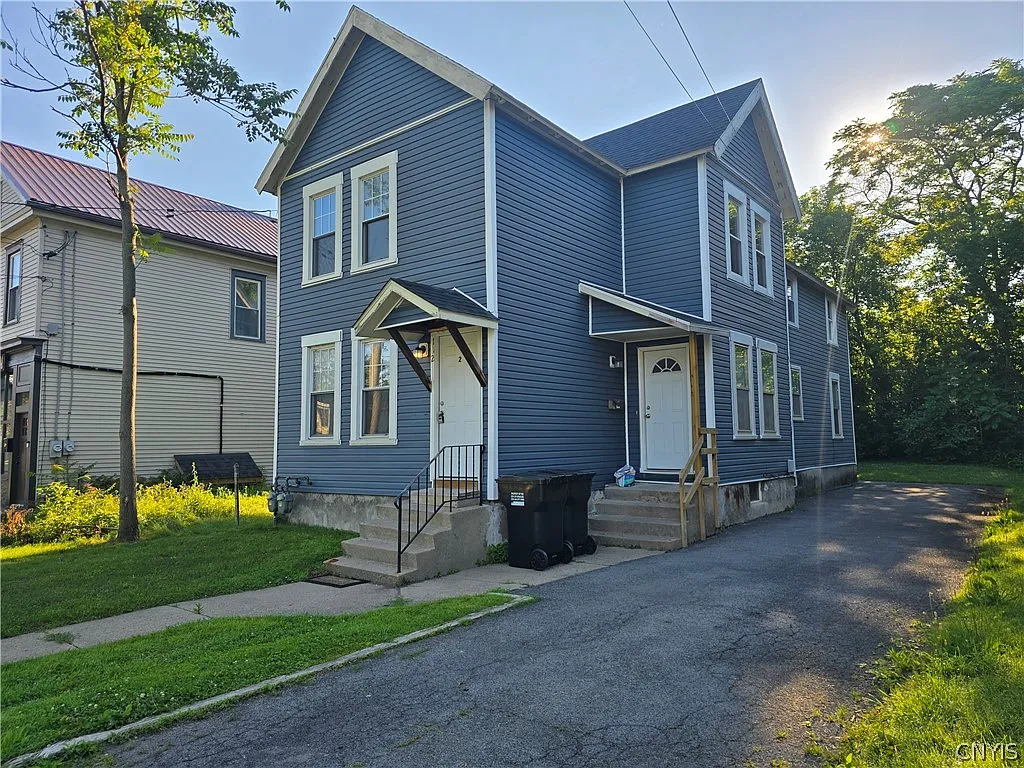 3 bed, 1.0 bath, 2048 sqft, $1,350 — Photo 2