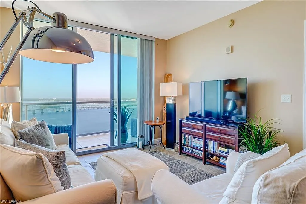 2 bed, 2.0 bath, 1008 sqft, $3,500 — Photo 2