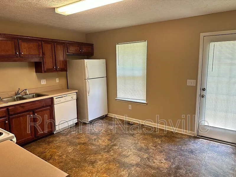 3 bed, 2.0 bath, 1300 sqft, $1,650 — Photo 3