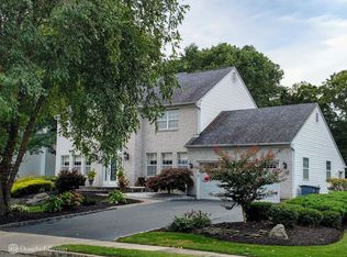 24 Buckingham Dr, Holbrook, NY 11741