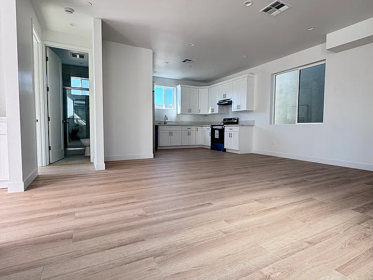 22657 Valerio St #22659 — Photo 4