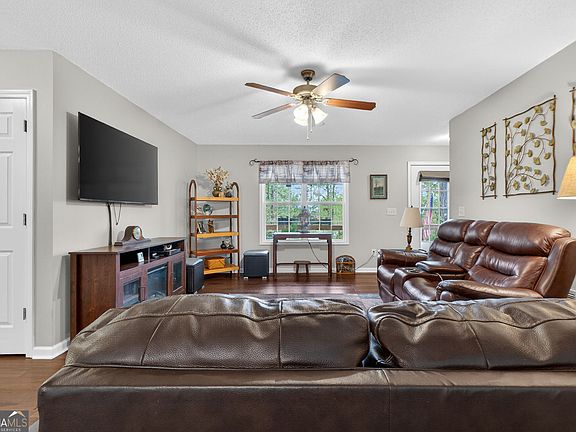 5th image of 55 Edgewater Dr