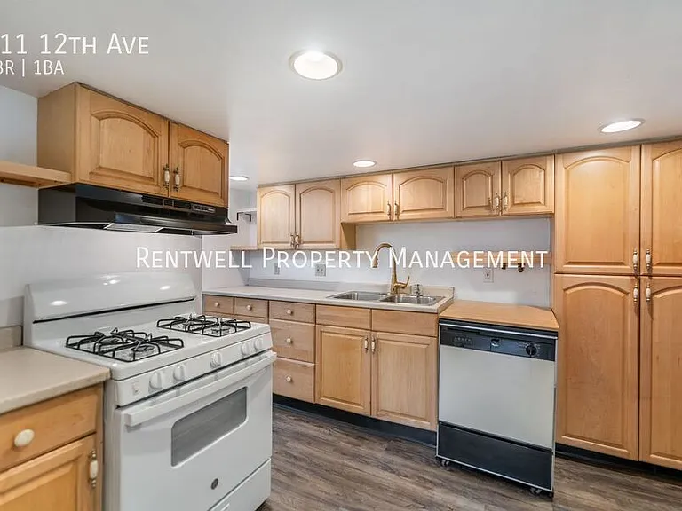 911 12th Ave — Photo 1