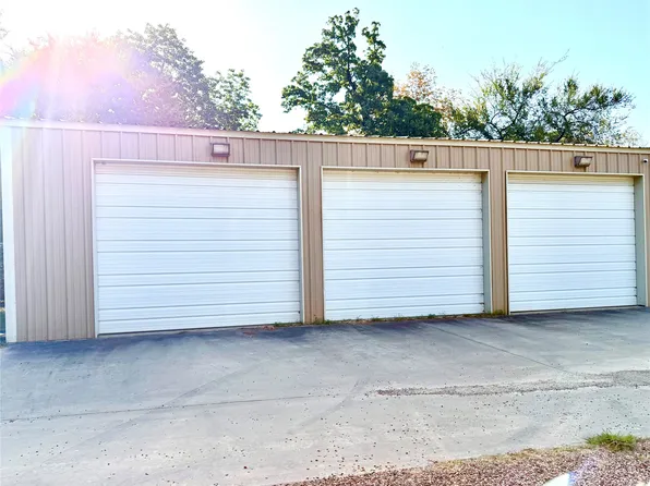 106 Hiawatha Dr, Mabank, TX 75156