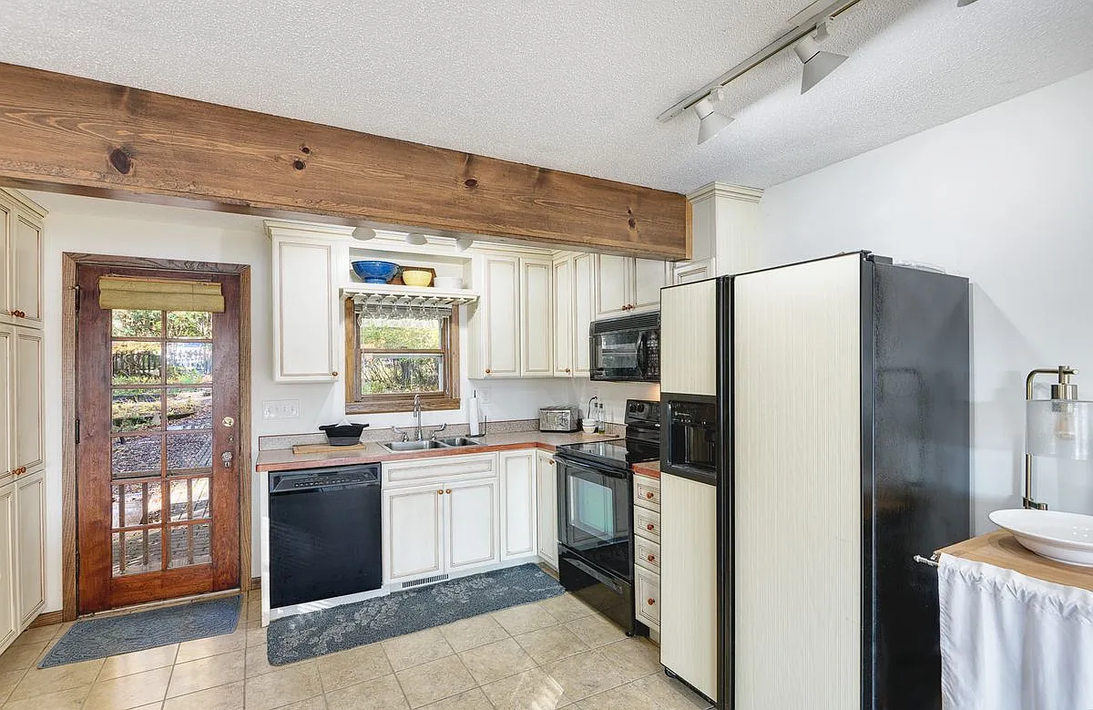 2 bed, 1.0 bath, 892 sqft, $1,700 — Photo 2