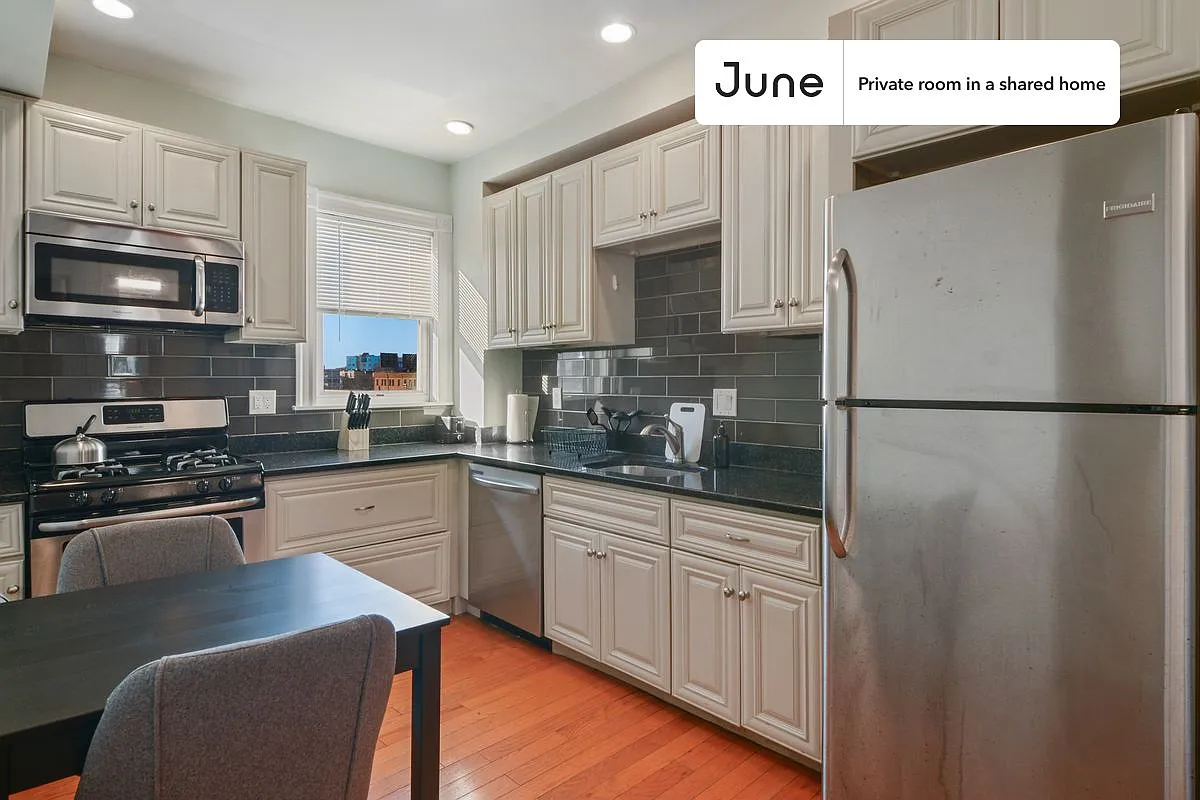 Twin bedroom in 4 bed/1.5 bath home in Allston #835 B — Photo 4