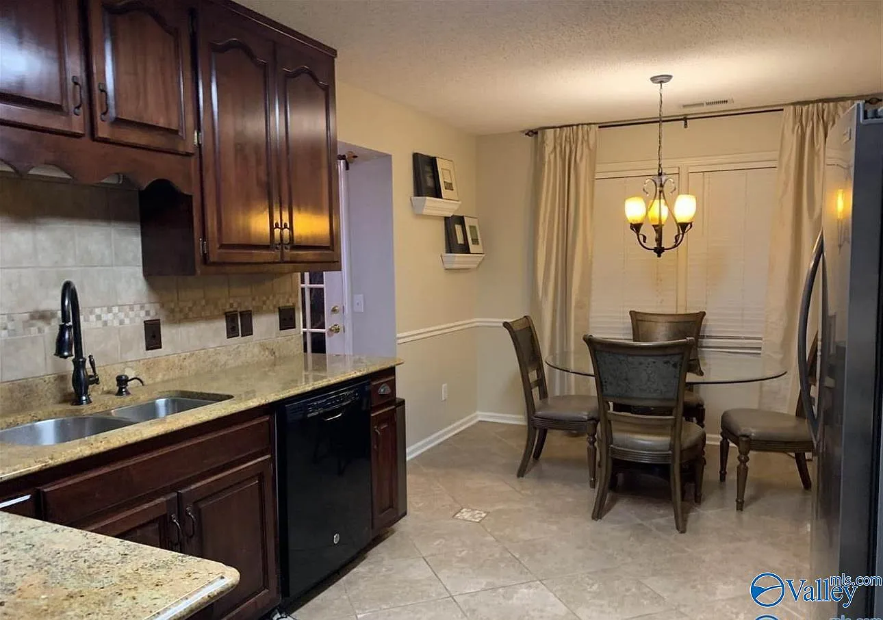 3 bed, 2.0 bath, 1600 sqft, $1,900 — Photo 4