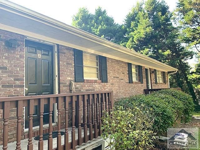 2nd image of 200 Hilltop Rd #A & B