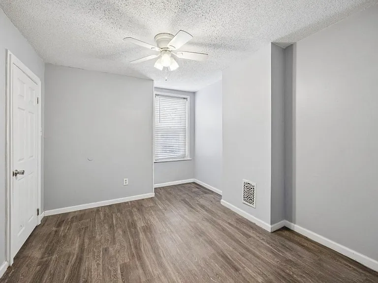 402 Lyceum Ave — Photo 9