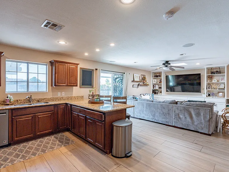 564 N Evergreen St — Photo 5
