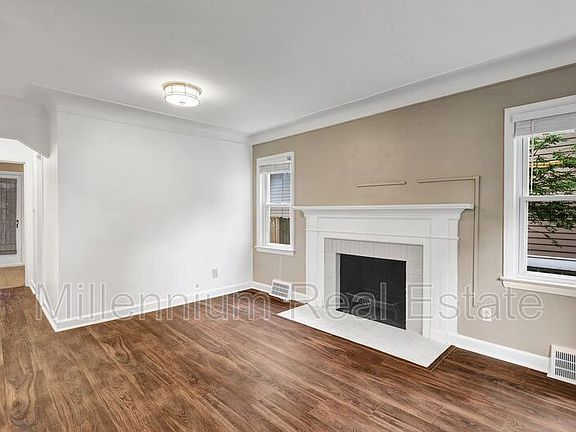 4th image of 1113 E 5th St