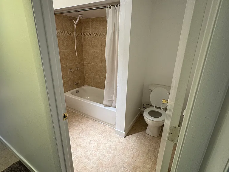 827 Meadow Rd — Photo 9