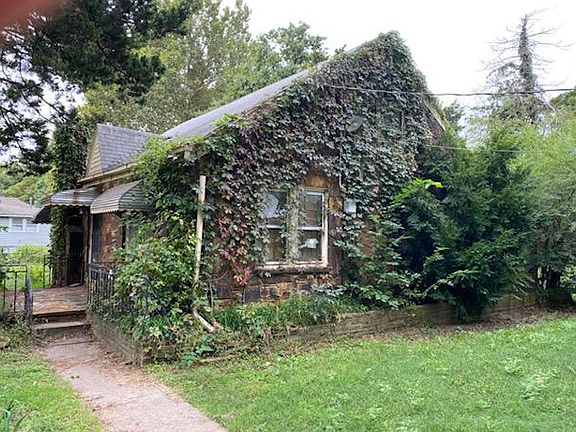 2nd image of 923 Oakdale Dr