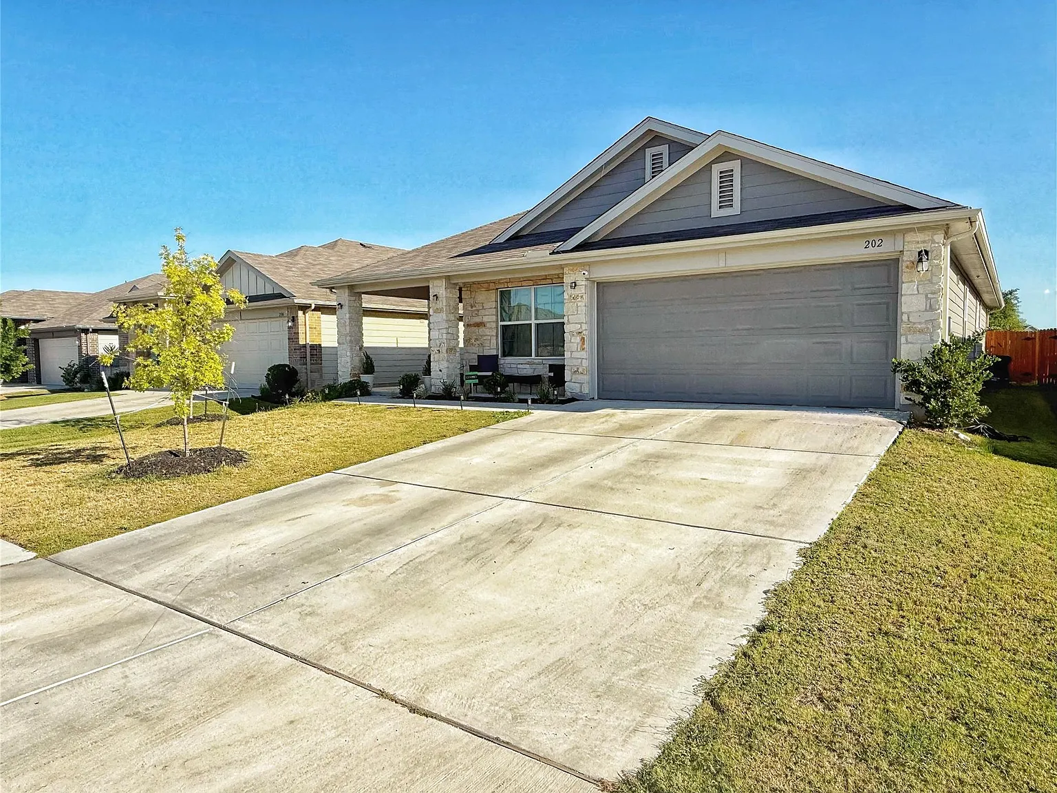 4 bed, 2.0 bath, 2060 sqft, $2,200 — Photo 2