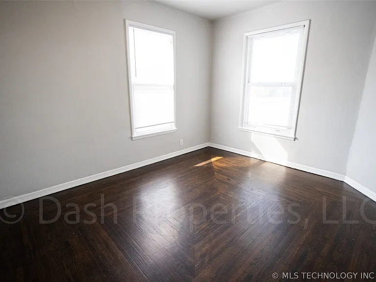 2604 E 7th St S — Photo 27