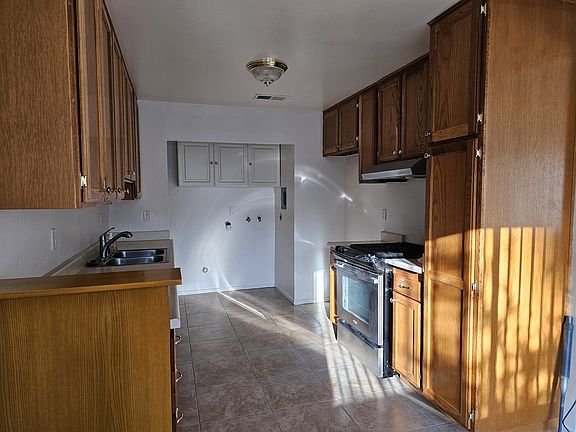 4th image of 22451 De Soto St #22453