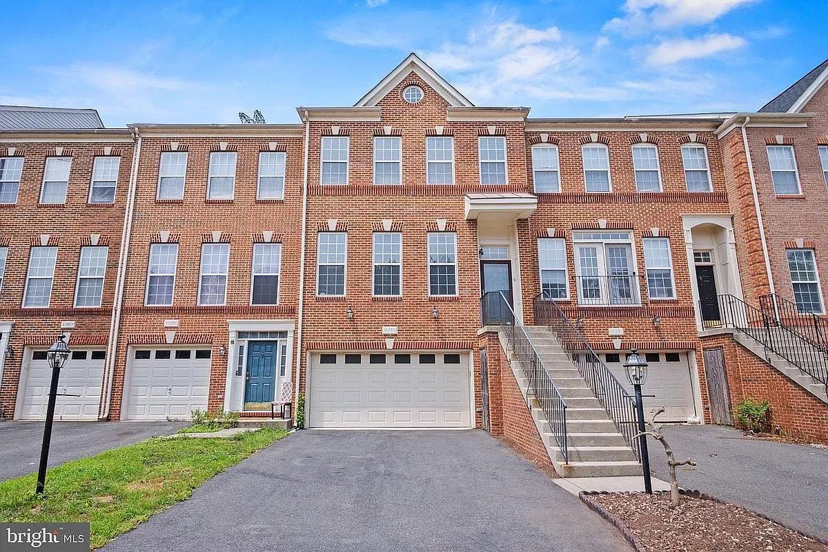 4 bed, 3.5 bath, 2466 sqft, $3,400 — Photo 1