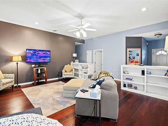 3rd image of 327 Brentwood Cir