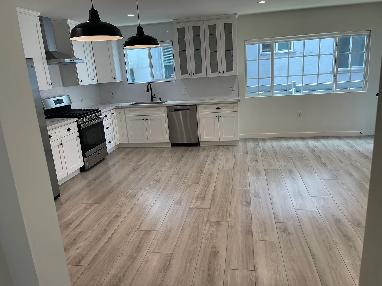 2 bed, 1000 sqft, $3,245 — Photo 4
