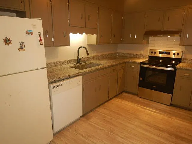 1994 Lansing Dr #A — Photo 3