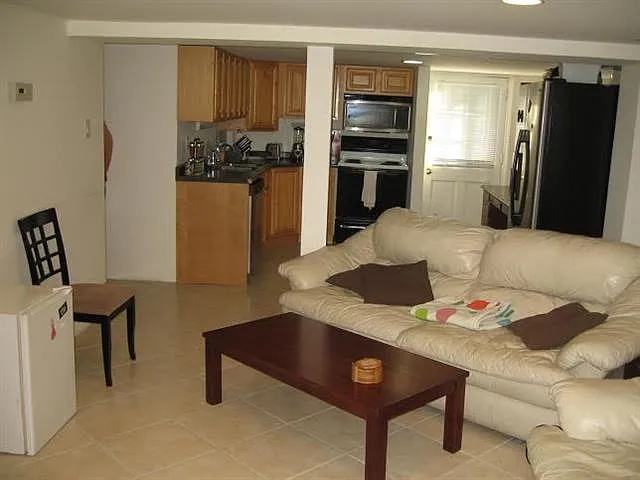 3 bed, 2.0 bath, 1600 sqft, $1,800 — Photo 3