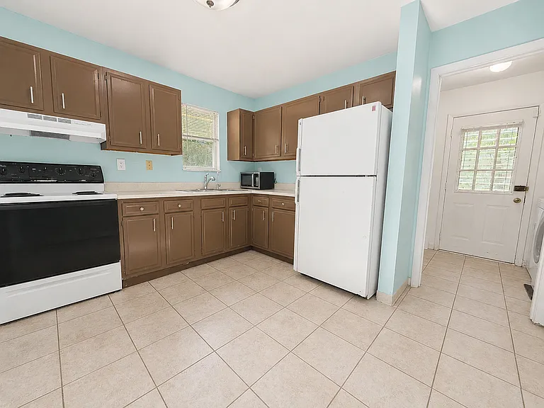 4201 Martha Ln — Photo 6
