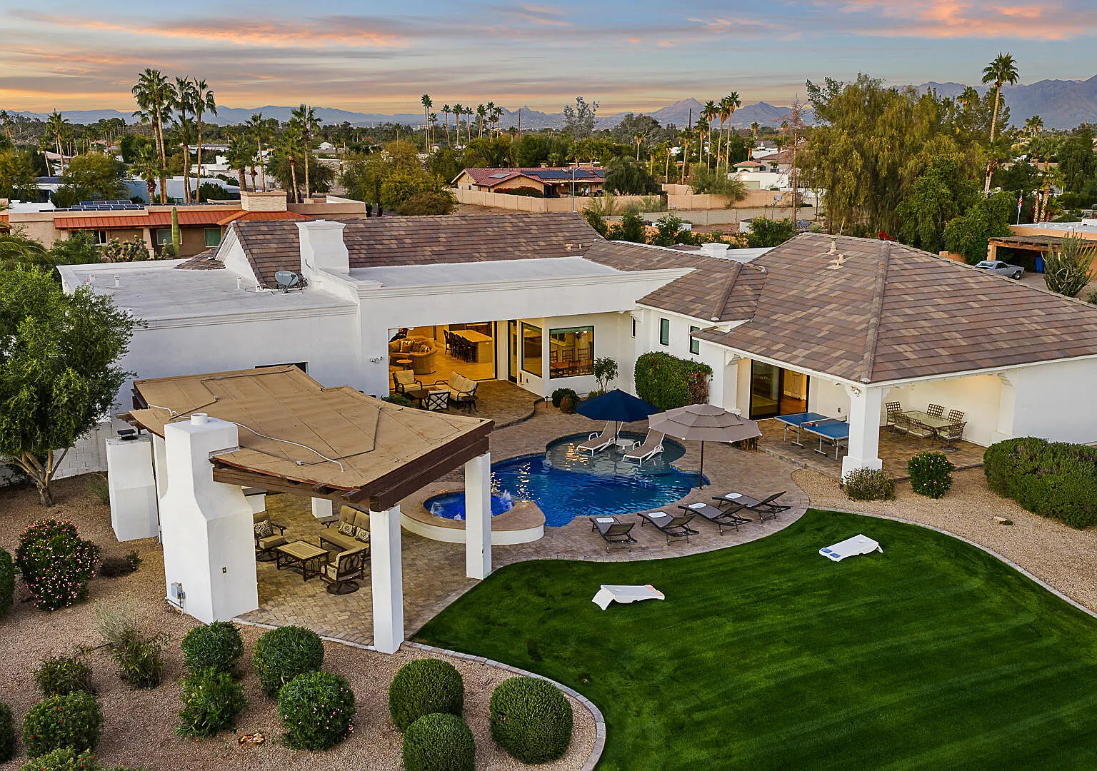5 bed, 7.0 bath, 5500 sqft, $15,000 — Photo 1