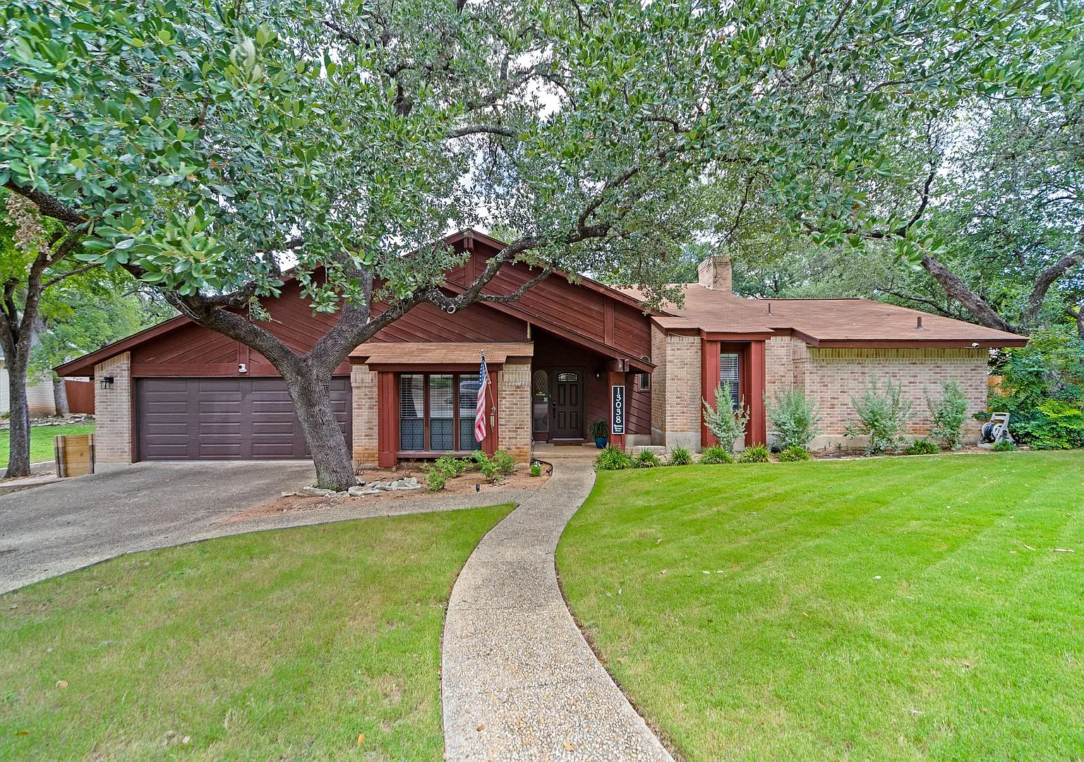 Charming 4 Bedroom Home With Pool — Photo 1