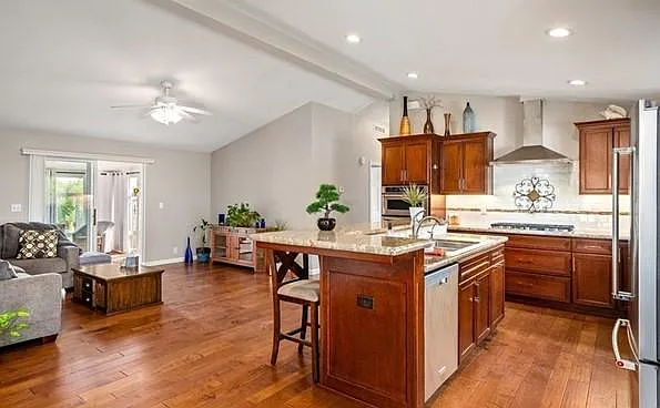 3 bed, 1351 sqft, $3,300 — Photo 3