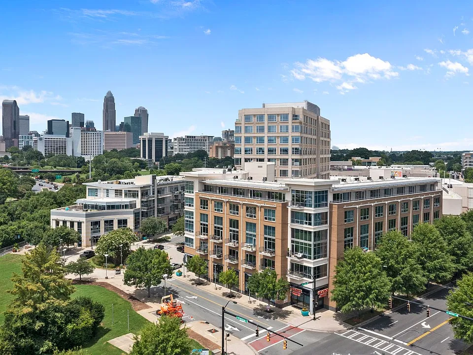 1133 Metropolitan Ave #204