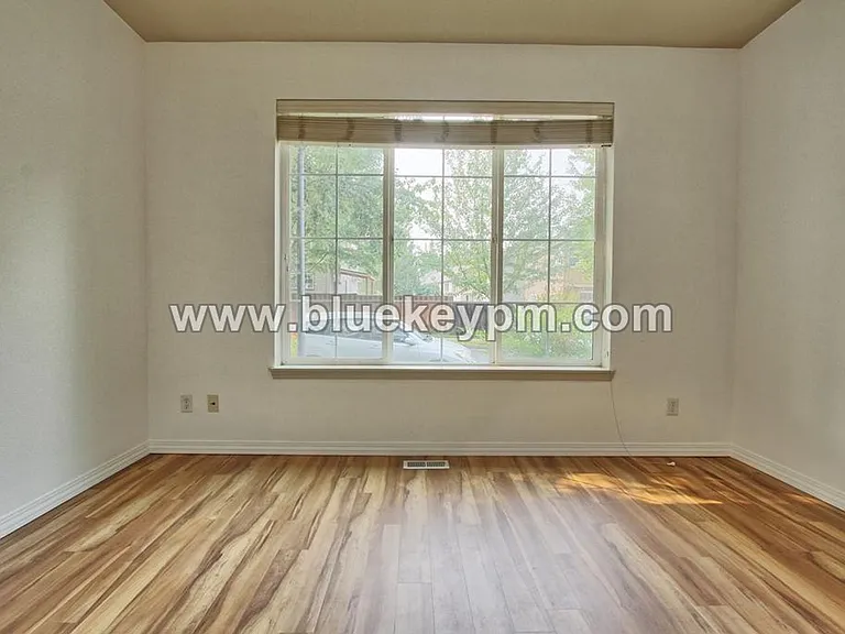 985 SE Tamango St — Photo 7