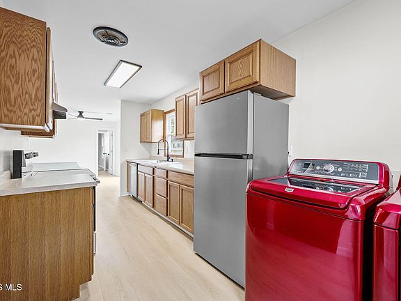 5th image of 1237 Vincent St