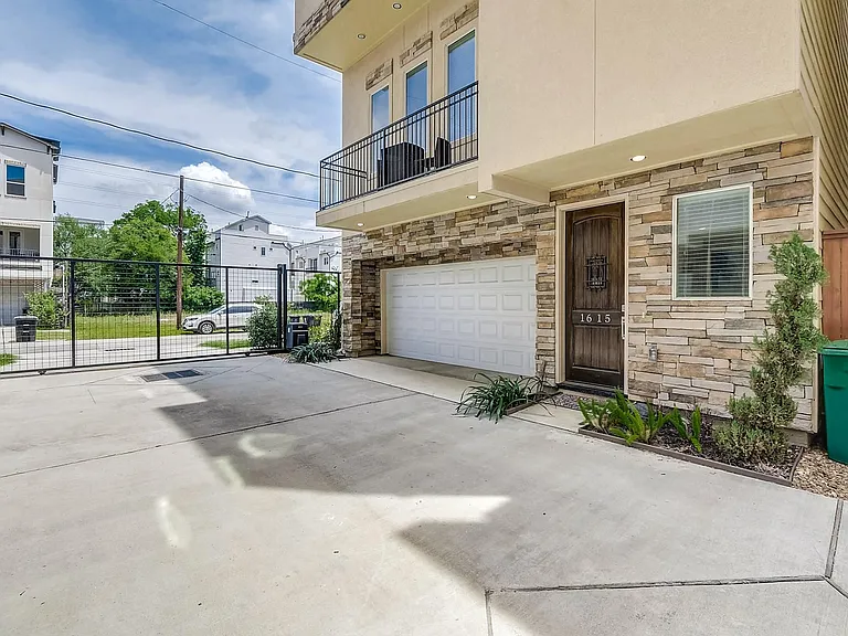 1615 Shearn St — Photo 3