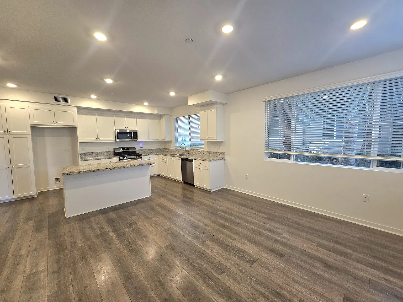 2 bed, 1393 sqft, $3,000 — Photo 4